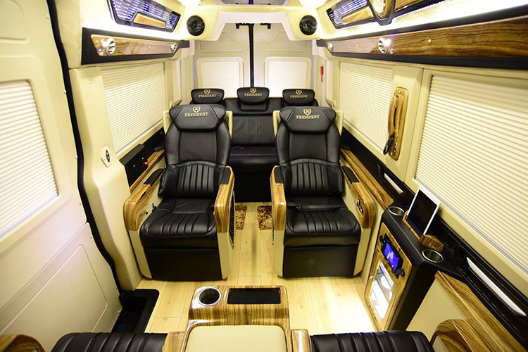 Các ghế VIP chỉnh điện/massage/đèn đọc sách, bàn làm việc ốp gỗ, bàn hội nghị mini và điện thoại nội bộ. Ngoài ra, hàng ghế sau còn được tích hợp chức năng trượt/ngã điện tạo thành bộ giường ngủ mini.