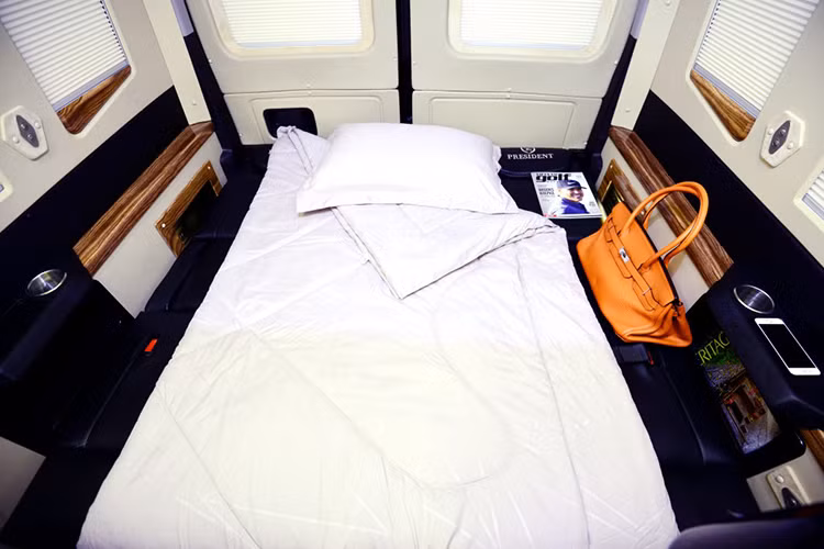 Ngoài ra bên trong xe còn có hệ thống đèn chiếu sáng, đèn ngủ, lót sàn giả gỗ chống trượt ngã... cho khách. Băng 3 hàng ghế cuối cùng có thể chuyển đổi thành giường ngủ cho hai khách khi cần thiết.