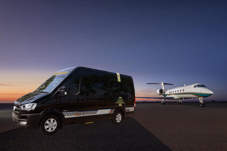 Khung xe Solati được làm từ thép hợp kim cao cấp, được thiết kế theo cấu trúc vòng xoay kín tăng độ vững chắc, ổn định và an toàn. Xe được trang bị phanh ABS 4 bánh, 2 túi khí phía trước cho lái xe và hành khách. Mức giá xe Hyundai Solati nguyên bản được phân phối từ Hyundai Thành Công từ 1,08 tỷ đồng. Phiên bản cao cấp Solati President 2019 giá từ 1,98 tỷ đồng từ phía thương hiệu Dcar.