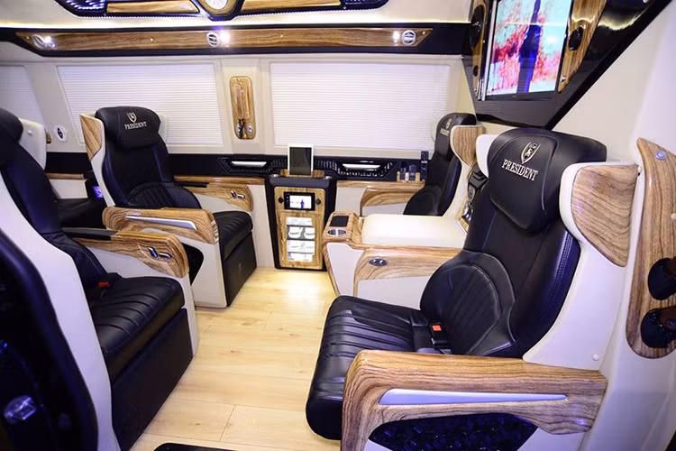 Hệ thống giải trí và quầy bar cao cấp cùng các phương tiện liên lạc như điện thoại không dây cũng được trang bị. Thậm chí, trên xe còn có cả két bạc sử dụng mã riêng dành cho các khách hàng cần lưu trữ đồ của mình.