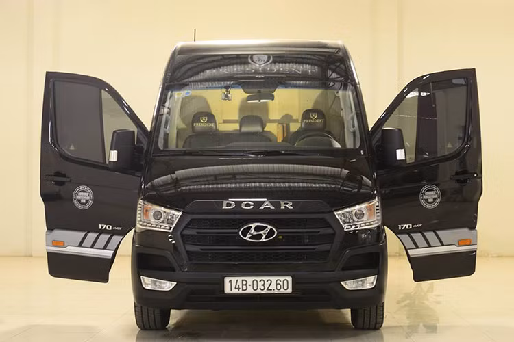  Hyundai DCar President 2019 được xây dựng từ mẫu Hyundai Solati tiêu chuẩn, một mẫu xe hướng tới đối tượng khách hàng doanh nhân, cần sự di chuyển tiện nghi sang trọng nhưng vẫn đáp ứng được nhu cầu làm việc hàng ngày, hay những chuyến dã ngoại cuối tuần cho gia đình.