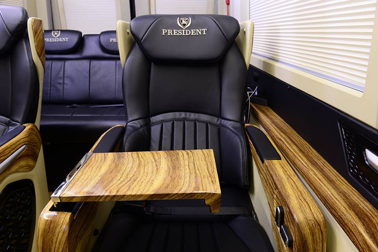 Hệ thống giải trí của Hyundai Solati President được đầu tư bài bản với dàn âm thanh Alpine nhập khẩu, đầu DVD Alpine 2 Din, camera lùi kết nối với đầu DVD, đồng hồ báo giờ, cổng sạc USB cho từng ghế, Wifi,…