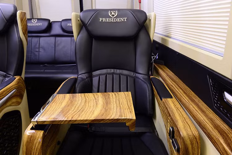 Hệ thống giải trí của Hyundai Solati President được đầu tư bài bản với dàn âm thanh Alpine nhập khẩu, đầu DVD Alpine 2 Din, camera lùi kết nối với đầu DVD, đồng hồ báo giờ, cổng sạc USB cho từng ghế, Wifi,…