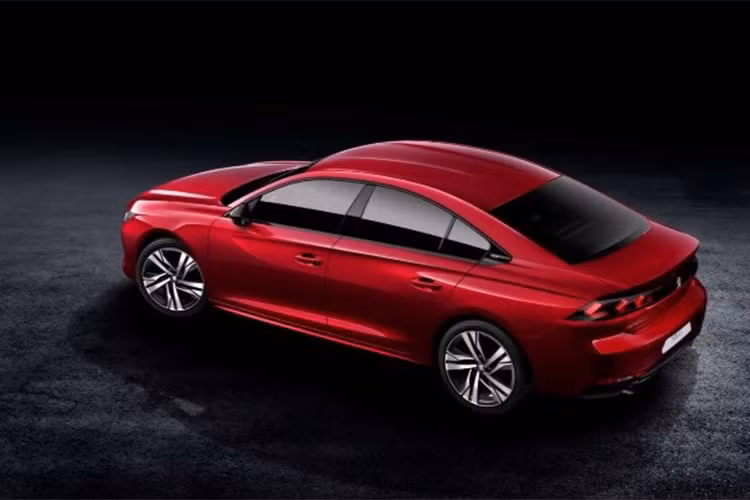 Về thiết kế ngoại thất, so với đời trước Peugeot 508 thế hệ mới thể thao và sắc nét hơn nhiều, phù hợp hơn với đối tượng khách hàng trẻ tuổi. 
