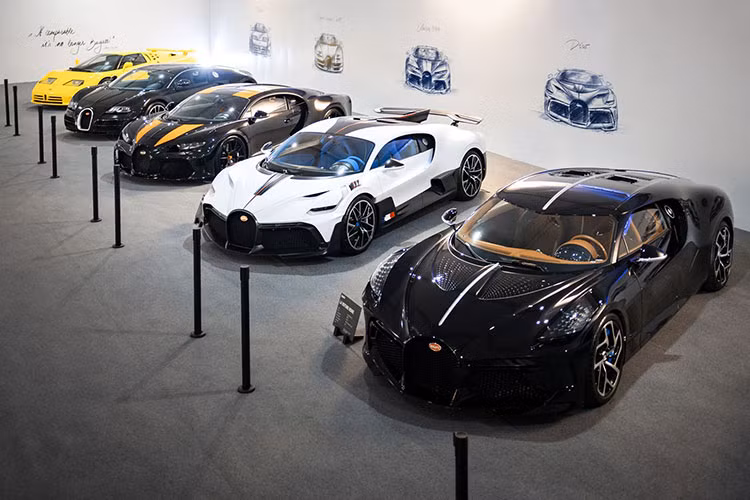 Từ trái sang là EB110 Super Sport, Veyron, Chiron Super Sport 300+, Divo cũng như La Voiture Noire. Mức giá bán của các mẫu xe này lần lượt là 209 tỷ đồng, 135 tỷ đồng, 107 tỷ đồng và 310 tỷ đồng.