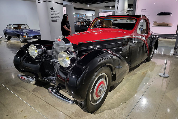 Những chiếc xe Bugatti mang đến sự kiện Passione Engadina 2022 bao gồm xe đua 3 bánh Type 1, Type 35, và cặp đôi Type 57 cùng Type 59 Sports 1934.