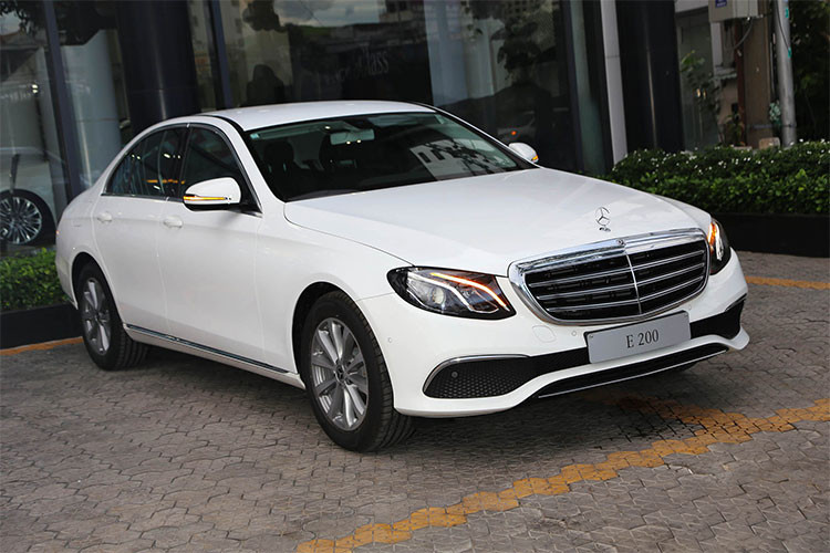 E200 mới sẽ được trang bị đến 9 túi khí, hệ thống chống bó cứng phanh ABS, hỗ trợ lực phanh khẩn cấp BAS, chống trượt khi tăng tốc ASR, ổn định thân xe điện tử ESP và hỗ trợ ổn định xe khi gió thổi ngang. Bên cạnh đó là hệ thống treo AGILITY CONTROL, trợ lực điện Direct-Steer biến thiên tốc độ, phanh chủ động, khởi hành ngang dốc...