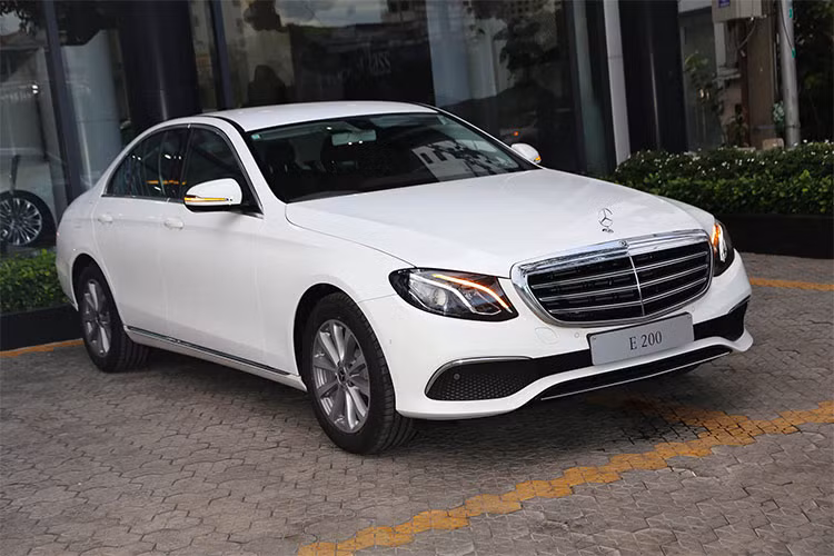 E200 mới sẽ được trang bị đến 9 túi khí, hệ thống chống bó cứng phanh ABS, hỗ trợ lực phanh khẩn cấp BAS, chống trượt khi tăng tốc ASR, ổn định thân xe điện tử ESP và hỗ trợ ổn định xe khi gió thổi ngang. Bên cạnh đó là hệ thống treo AGILITY CONTROL, trợ lực điện Direct-Steer biến thiên tốc độ, phanh chủ động, khởi hành ngang dốc...