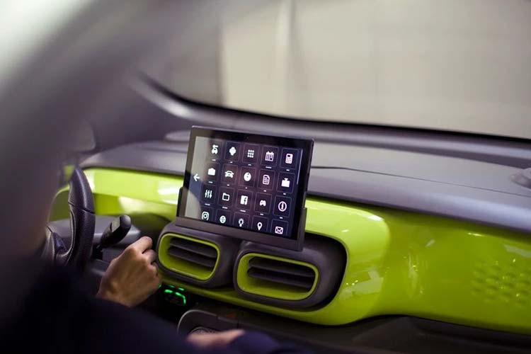 “Mở khóa không chìa, gương điện tử và một màn hình cảm ứng lớn dành cho thông tin giải trí và thông tin xe là các trang bị tiêu chuẩn,” XEV nói. Mọi thứ khác có thể được thay đổi tùy theo sở thích của từng khách hàng. YoYo có tiềm năng bắt đầu lăn bánh trên đường phố Châu Âu trong năm 2020, nếu chiến dịch gây vốn thành công như dự kiến. Giá xe điện XEV YoYo sẽ khởi điểm khoảng 10.000 USD (tương đương 230 triệu đồng).