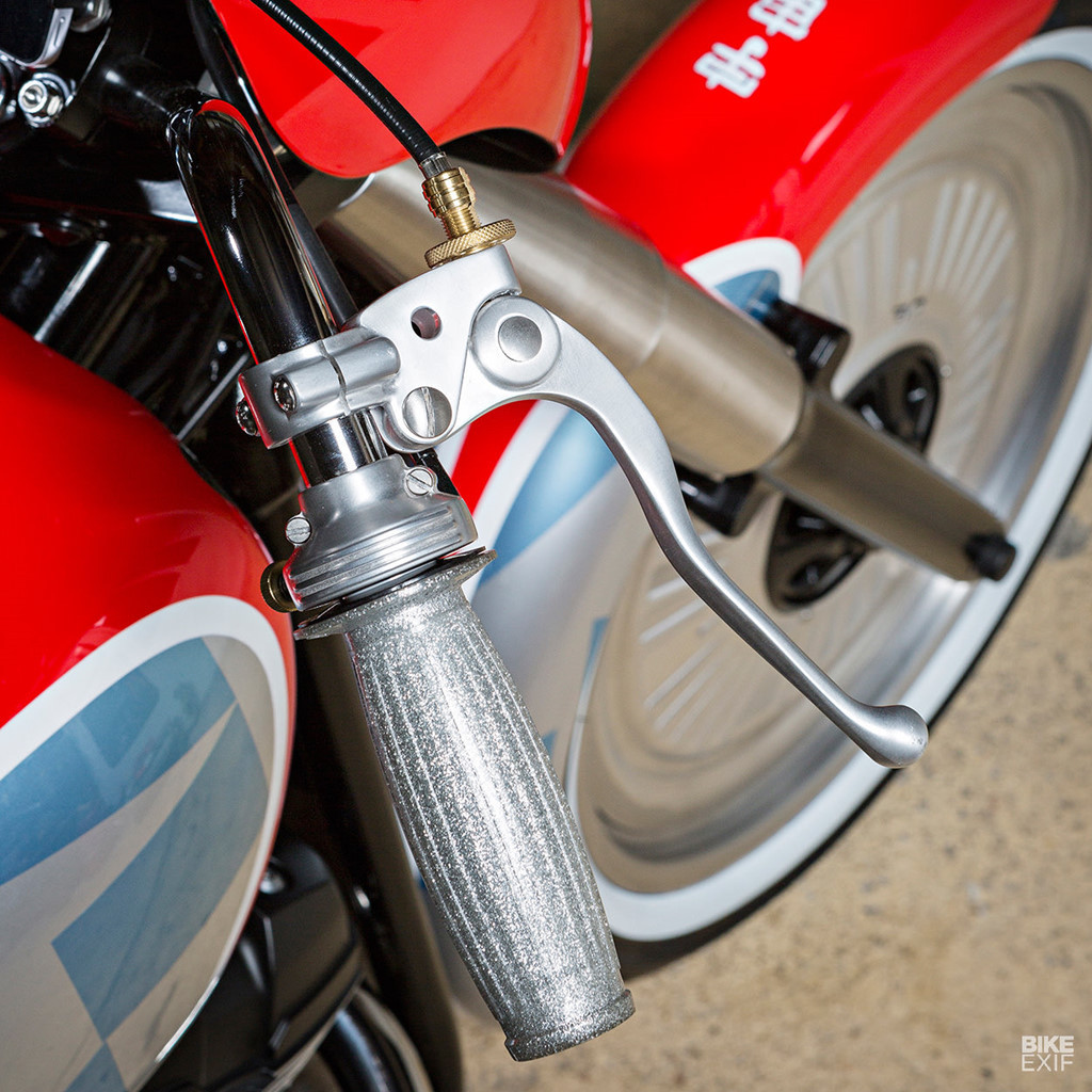 Một cặp phuộc trước ngắn hơn có thể điều chỉnh được trang bị, giúp chiều cao của xe giảm xuống 1 inch mà không ảnh hưởng nhiều đến hiệu năng. Lucky Cat thay thế bình xăng lấy từ mẫu SCR950 có dung tích 13 lít. Điều này giúp bản độ mang thiết kế mượt mà hơn và mức nhiên liệu tăng lên đáng kể.