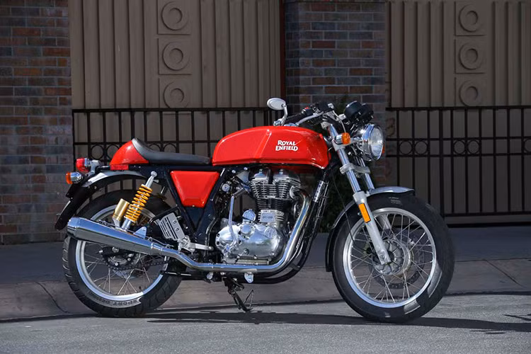 Royal Enfield Continental GT là mẫu naked bike nhẹ nhất, nhanh nhất và mạnh mẽ nhất trong các sản phẩm của hãng xe này. Nó được xem là mẫu xe đáng mua không chỉ bởi ngoại hình mà còn ở sức mạnh và độ bền bỉ.
