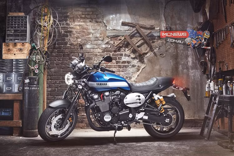 XJR1300 được thiết kết với cảm hứng từ một chương trình xe độ mang tên Rhapsody in Blue của Yamaha. Hãng xe Nhật Bản bổ sung nhiều chi tiết phá cách cho XJR1300 để tạo thêm sự đặc biệt cho mẫu xe này.