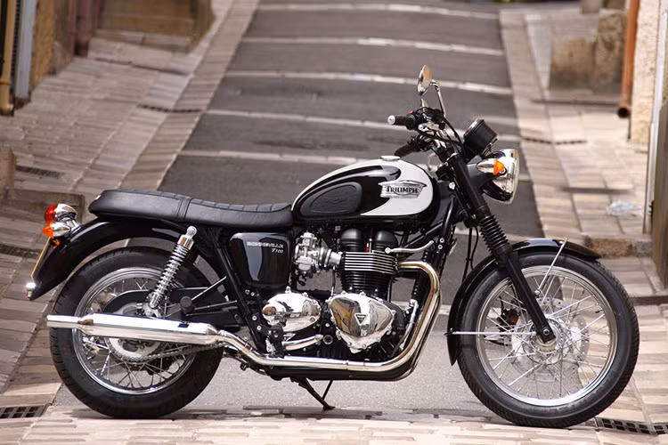 Triumph Bonneville là một trong những mẫu xe mang phong cách cổ điển được nhiều người yêu thích. Mẫu xe đến từ Anh Quốc ra mắt lần đầu tiên năm 1959 cho đến hiện nay với phiên bản mới nhất.