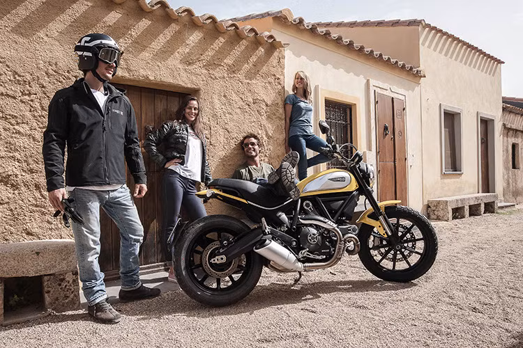 Ducati Scrambler mới được ra mắt tại triển lãm EICMA 2014 là một trong những dòng xe chiến lực của hãng xe Italy. Scrambler không phải là cái tên xa lạ, bởi nó từng được Ducati sử dụng từ năm 1962 đến 1974.