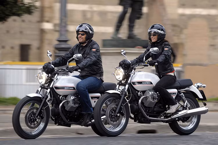 Moto Guzzi V7 xuất hiện lần đầu trên thị trường xe vào năm 1971. Sau hơn 30 năm có mặt trên thị trường, Guzzi V7 vẫn được nhiều người chọn mua. Phiên bản mới của Guzzi V7 sử dụng động cơ V-Twin, 744cc.