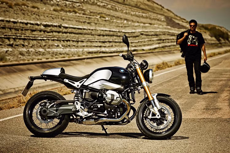 BMW R nineT xuất hiện lần đầu tiên năm 2014 mang trên mình thiết kế đầy tính hoài cổ. Tuy nhiên, chiếc xe cũng không thiếu đi sự hiện đại như cung cấp sức mạnh cho xe là động cơ boxer điển hình của BMW.