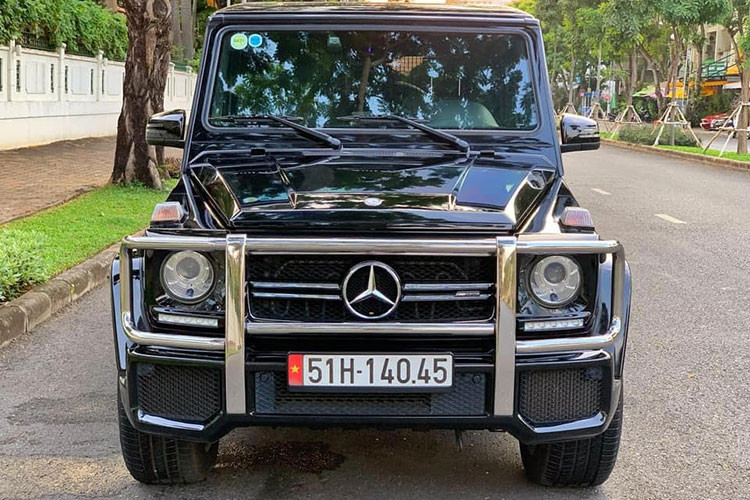 Về ngoại hình, mặc dù đã lăn bánh tới 5 năm tuy nhiên chiếc Mercedes-AMG G63 đời 2016 này vẫn còn khá nguyên bản và đẹp mắt. Điểm đặc trưng trong thiết kế của Mercedes G-Class là kiểu dáng vuông vắn và góc cạnh, những đường cong là điều xa xỉ trong thiết kế của mẫu xe này. Các chi tiết phần đầu xe với cụm đèn pha tròn, lướu tản nhiệt đoen giản với hai thanh ngang kèm logo ngôi sao 3 cách cỡ lớn...