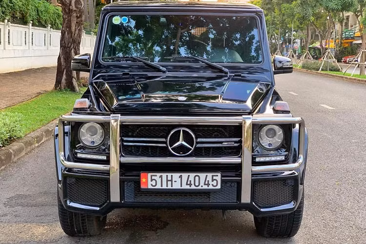 Về ngoại hình, mặc dù đã lăn bánh tới 5 năm tuy nhiên chiếc Mercedes-AMG G63 đời 2016 này vẫn còn khá nguyên bản và đẹp mắt. Điểm đặc trưng trong thiết kế của Mercedes G-Class là kiểu dáng vuông vắn và góc cạnh, những đường cong là điều xa xỉ trong thiết kế của mẫu xe này. Các chi tiết phần đầu xe với cụm đèn pha tròn, lướu tản nhiệt đoen giản với hai thanh ngang kèm logo ngôi sao 3 cách cỡ lớn...