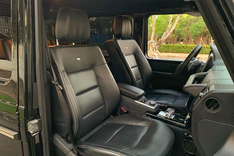 Xe sở hữu tay lái thể thao AMG 4 chấu bọc da nappa; tích hợp lẫy chuyển số bán tự động bằng nhôm. Hệ thống giải trí truyền thông đa phương tiện COMAND Online với đầu đọc DVD 6 đĩa. Hệ thống âm thanh vòm Harman Kardon® Logic 7®. Hệ thống điều hoàn tự động với cửa gió riêng biệt cho hàng ghế sau. Khoang hành lý có thể tích tối đa 2250 lít. Hệ thống đèn bao nội thất xe.