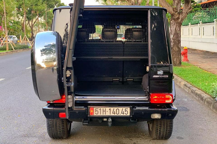 Gã khổng lồ không thể mang trái tim tí hon. Động cơ trên G63 AMG đời 20216 thuộc dạng hàng khủng này là phiên bản động cơ 5,5 lít V8 biturbo cho công suất cực đại 544 mã lực tại 5500 vòng/phút. Mô-men xoắn cực đại 760 Nm tại dải vòng tua khá thấp 2000 – 5000 vòng/phút. Xe có khả năng tăng tốc từ 0-100Km/h trong 5,4s và tốc độ tối đa đạt 210 Km/h, kèm hộp số tự động 7 cấp AMG SPEEDSHIFT PLUS 7G-TRONIC.