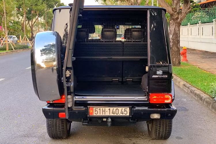 Gã khổng lồ không thể mang trái tim tí hon. Động cơ trên G63 AMG đời 20216 thuộc dạng hàng khủng này là phiên bản động cơ 5,5 lít V8 biturbo cho công suất cực đại 544 mã lực tại 5500 vòng/phút. Mô-men xoắn cực đại 760 Nm tại dải vòng tua khá thấp 2000 – 5000 vòng/phút. Xe có khả năng tăng tốc từ 0-100Km/h trong 5,4s và tốc độ tối đa đạt 210 Km/h, kèm hộp số tự động 7 cấp AMG SPEEDSHIFT PLUS 7G-TRONIC.