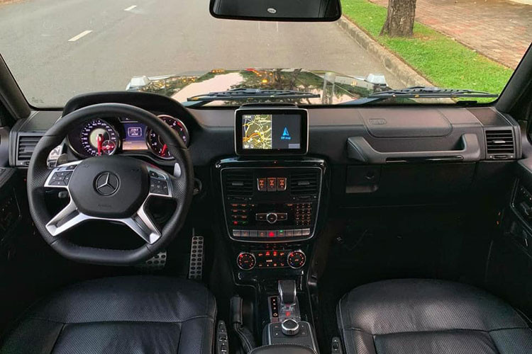 Trái ngược hoàn toàn với ngoại thất mang tính chất "bảo thủ" thì nội thất và các trang bị trên xe được Mercedes đáp ứng đầy đủ nhu cầu của một mẫu SUV hạng sang cho bạn và gia đình. Xe sử dụng các chất liệu nhựa da và ốp gỗ sang trọng, bộ ghế da thiết kế thể thao với hai màu sắc tương phản và những đường chỉ may liền lạc.