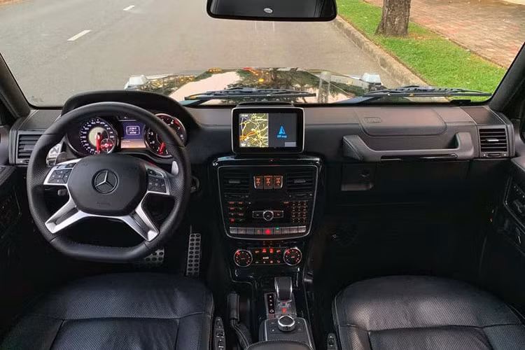 Trái ngược hoàn toàn với ngoại thất mang tính chất "bảo thủ" thì nội thất và các trang bị trên xe được Mercedes đáp ứng đầy đủ nhu cầu của một mẫu SUV hạng sang cho bạn và gia đình. Xe sử dụng các chất liệu nhựa da và ốp gỗ sang trọng, bộ ghế da thiết kế thể thao với hai màu sắc tương phản và những đường chỉ may liền lạc.