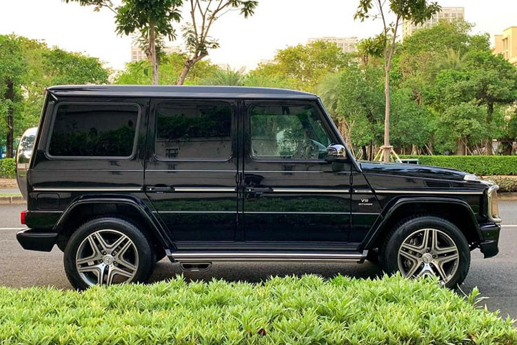 Một mẫu xe SUV không dành cho số đông như Mercedes-AMG G63 thường rất hiếm có mặt lên sàn xe cũ, bởi chủ nhân của nó thường giữ lại để sưu tầm hoặc họ không tìm ra được lý do nào để bán nó. Số lượng G63 đời cũ này hiện tại trên sàn xe cũ chỉ có thể đếm được trên đầu ngón tay. Chính vì thế, chiếc Mercedes-AMG G63 đời 2016 được chào bán trong bài viết này khiến khá nhiều "tín đồ" quan tâm.