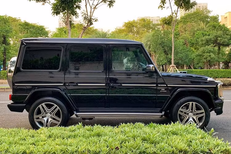 Một mẫu xe SUV không dành cho số đông như Mercedes-AMG G63 thường rất hiếm có mặt lên sàn xe cũ, bởi chủ nhân của nó thường giữ lại để sưu tầm hoặc họ không tìm ra được lý do nào để bán nó. Số lượng G63 đời cũ này hiện tại trên sàn xe cũ chỉ có thể đếm được trên đầu ngón tay. Chính vì thế, chiếc Mercedes-AMG G63 đời 2016 được chào bán trong bài viết này khiến khá nhiều "tín đồ" quan tâm.