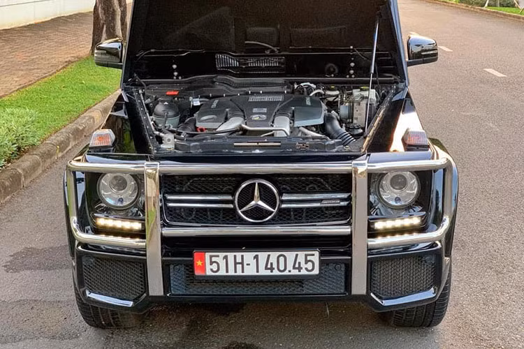 Để đáp ứng khả năng trèo đèo lội suối, G63 AMG được trang bị hệ dẫn động 4 bánh toàn thời gian 4Matic; hệ thống kiểm soát lực kéo điện tử 4ETS; khóa vi sai 3 chế độ. Hệ thống treo hệ thống treo AMG mang lại cảm giác lái tối ưu cũng như độ cứng vững của xe. Hệ thống phanh hiệu năng cao AMG an toàn &amp; tin cậy