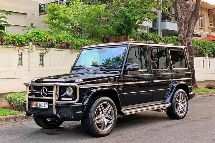 Ra mắt lần đầu tiên vào năm 1979, trải qua 42 năm, mẫu xe SUV Mercedes G-Class vẫn chỉ một kiểu dáng, một thiết kế không một nét bóng bẩy, không một đường cong gợi cảm nhưng cũng đủ sức mê hoặc những đấng nam nhi thật sự, những tín đồ offroad cùng làm người bạn đồng hành để khởi hành những chuyến đi, chinh phục những vùng đất mới.