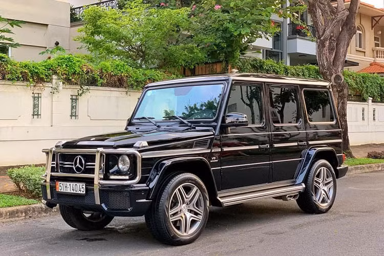 Ra mắt lần đầu tiên vào năm 1979, trải qua 42 năm, mẫu xe SUV Mercedes G-Class vẫn chỉ một kiểu dáng, một thiết kế không một nét bóng bẩy, không một đường cong gợi cảm nhưng cũng đủ sức mê hoặc những đấng nam nhi thật sự, những tín đồ offroad cùng làm người bạn đồng hành để khởi hành những chuyến đi, chinh phục những vùng đất mới.