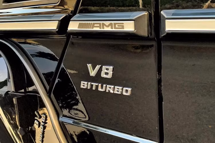 Những điểm khác biệt trên phiên bản G63 AMG so với các phiên bản khác bao gồm: Nẹp chạy ngang thân xe với logo ‘AMG’, thẳng hàng với tay nắm cửa giúp xe nhìn chắc chắn hơn,vè bánh xe được mở rộng. Hệ thống xả thể thao AMG với 2 ống xả kép mạ chrome bên hông xe tạo nên sự hầm hố và khác biệt cho xe. Bộ lazang hợp kim AMG thể thao đi cùng lốp xe có kích thước 275/50R20 kết hợp cùng cùm phanh màu đỏ thể thao.