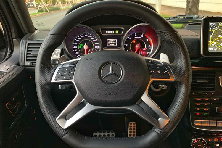 Hệ thống bảng điều khiển tương tự người anh em SUV gia đình hạng sang GL550 thời điểm hiện tại. Trần xe được bọc da Alcantara màu đen cùng cửa sổ trời mở lớn mang thiên nhiên đến gần bạn hơn. Các trang bị nổi bật trên G63 AMG: Hệ thống ghế trước thể thao AMG với chức năng massage, sưởi &amp; thông gió, hệ thống sưởi cho hàng ghế sau...