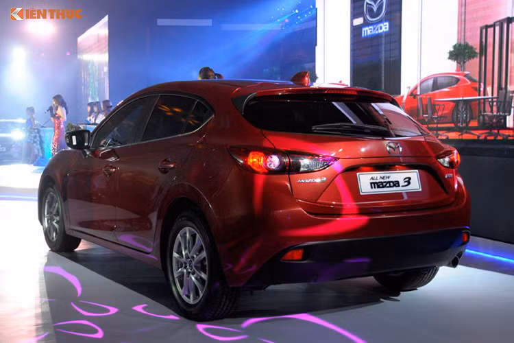 Riêng Mazda3 phiên bản 2.0 cũng đã bất ngờ được giảm giá thêm tới 15 triệu đồng. Xe hiện đang được bán ra với giá 740 triệu đồng.