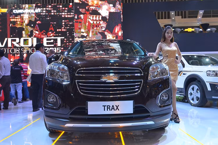Trax 2017 được trang bị những tính năng an toàn gồm 6 túi khí, camera lùi, cảm biến hỗ trợ đỗ xe phía sau, và hệ thống kiểm soát áp suất lốp (TPMS), cân bằng điện tử (ESC), kiểm soát phanh động cơ (EDC), hệ thống chống trượt (TCS), điều khiển lực phanh vào cua (CBC), hệ thống chống lật (ROM), hỗ trợ khởi hành ngang dốc (HSA), và hệ thống ổn định xe di chuyển trên đường thẳng (SLS).