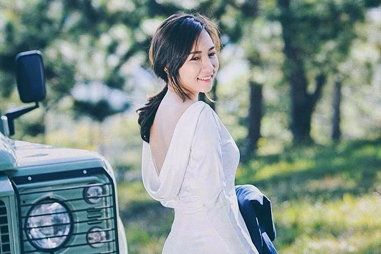 Vài ngày qua, thông tin rapper Đinh Tiến Đạt sẽ cưới vợ vào ngày 31/12/2018 tới gây ồn ào cộng đồng mạng và người hâm mộ. Mặc dù nam ca sỹ vẫn chưa lên tiếng phản hồi về thông tin này. Trong khi đó, trên trang cá nhân của Lê Thụy Vy - vị hôn thê của Tiến Đạt - đã xuất hiện ảnh cưới bên chiếc xe Land Rover Defender bản cuối cùng khiến nhiều người chú ý.