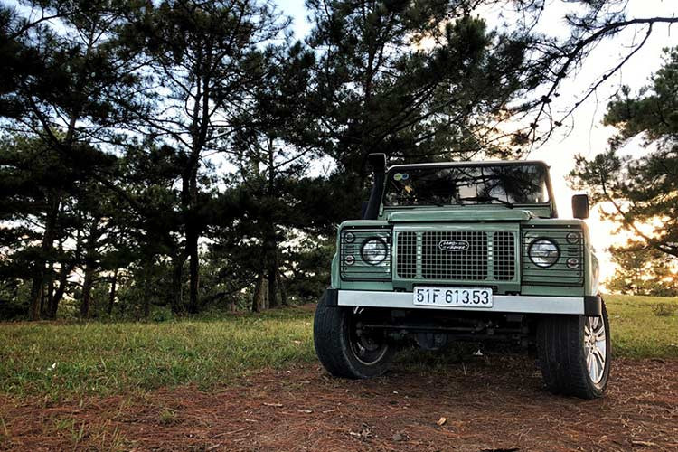 Chỉ có đúng 400 chiếc Land Rover Defender Heritage Edition HUE 166 được sản xuất tại nhà máy ở Anh quốc với 2 phiên bản chiều dài cơ sở. Tại thị trường Anh, Land Rover Defender Heritage Edition HUE 166 được bán với giá 27.800 Bảng (khoảng 818,7 triệu đồng).