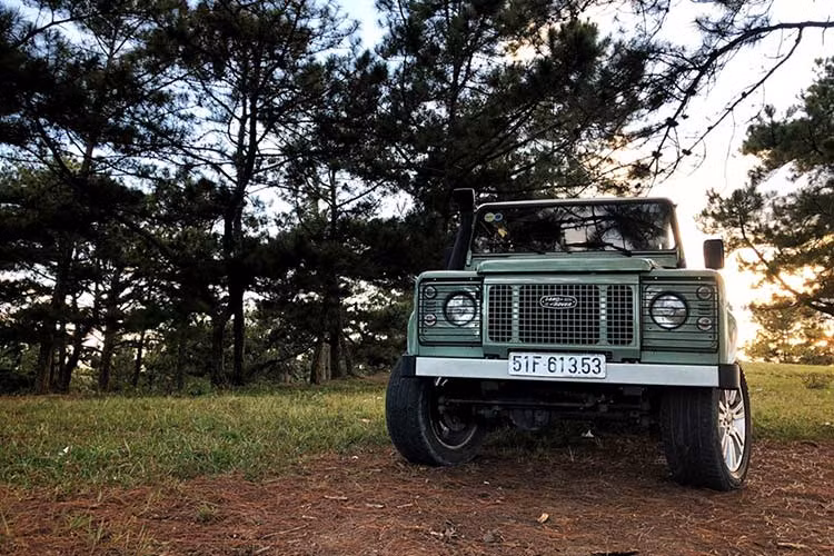 Chỉ có đúng 400 chiếc Land Rover Defender Heritage Edition HUE 166 được sản xuất tại nhà máy ở Anh quốc với 2 phiên bản chiều dài cơ sở. Tại thị trường Anh, Land Rover Defender Heritage Edition HUE 166 được bán với giá 27.800 Bảng (khoảng 818,7 triệu đồng).