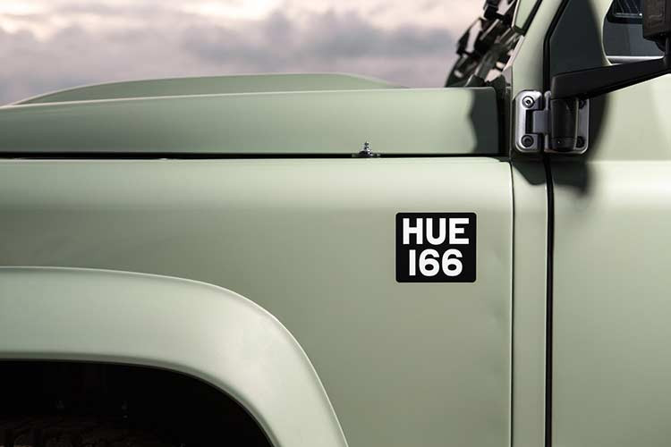 Trong 3 phiên bản kể trên, Heritage Edition HUE 166 vốn được thiết kế với cảm hứng từ xe Land Rover đời đầu. Điều này được thể hiện rõ qua lưới tản nhiệt trước. Ngoài ra, xe còn có dòng chữ "HUE 166" màu trắng nổi bật trên nền đen nằm ở chắn bùn.