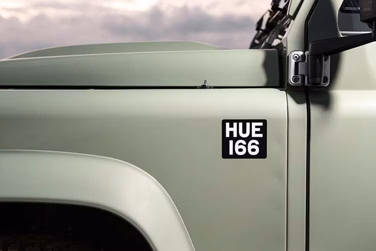 Trong 3 phiên bản kể trên, Heritage Edition HUE 166 vốn được thiết kế với cảm hứng từ xe Land Rover đời đầu. Điều này được thể hiện rõ qua lưới tản nhiệt trước. Ngoài ra, xe còn có dòng chữ "HUE 166" màu trắng nổi bật trên nền đen nằm ở chắn bùn.
