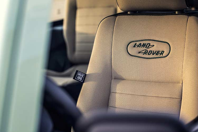 Tương tự thiết kế ngoại thất, nội thất của chiếc Land Rover Defender Heritage Edition HUE 166 độc đáo này cũng mang hơi hướng hoài cổ và thiếu vắng những công nghệ hiện đại. Xe được trang bị vị trí ngồi cao và nội thất tạo cảm giác hơi chật chội.
