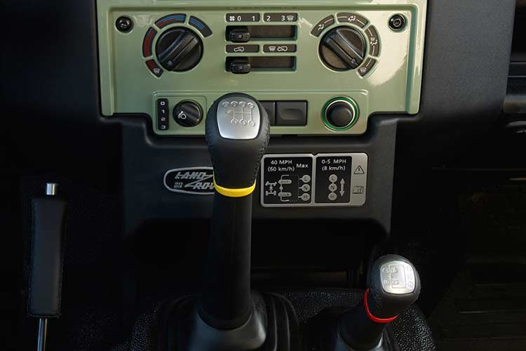 Cung cấp sức mạnh cho Land Rover Defender Heritage Edition HUE 166 là động cơ diesel 4 xi-lanh tăng áp, dung tích 2,2 lít với công suất tối đa 120 mã lực và mô-men xoắn cực đại 360 Nm. Sức mạnh được truyền tới cả 4 bánh thông qua hộp số 6 cấp, cho phép xe tăng tốc từ 0-100 km/h trong 5,8 giây và đạt vận tốc tối đa 144 km/h.