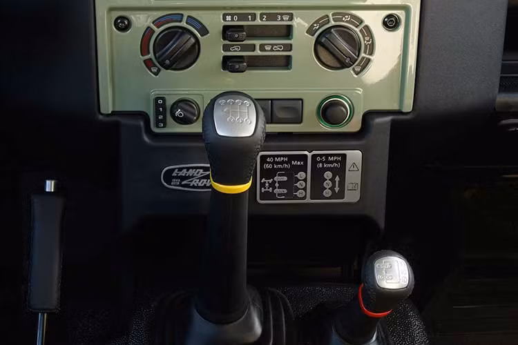 Cung cấp sức mạnh cho Land Rover Defender Heritage Edition HUE 166 là động cơ diesel 4 xi-lanh tăng áp, dung tích 2,2 lít với công suất tối đa 120 mã lực và mô-men xoắn cực đại 360 Nm. Sức mạnh được truyền tới cả 4 bánh thông qua hộp số 6 cấp, cho phép xe tăng tốc từ 0-100 km/h trong 5,8 giây và đạt vận tốc tối đa 144 km/h.