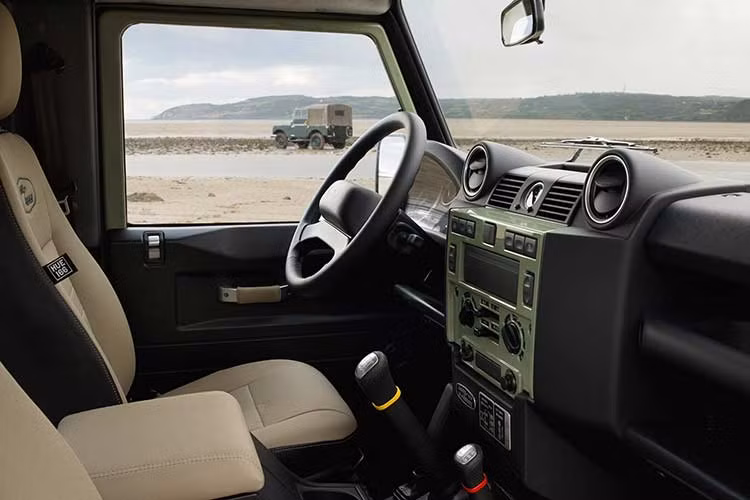 Không chỉ là dấu hiệu nhận biết cho phiên bản cuối cùng của Defender, dòng chữ này còn khiến người ta liên tưởng đến biển số của chiếc Land Rover đầu tiên xuất xưởng vào năm 1948 vốn được gọi bằng cái tên thân mật "Huey". 