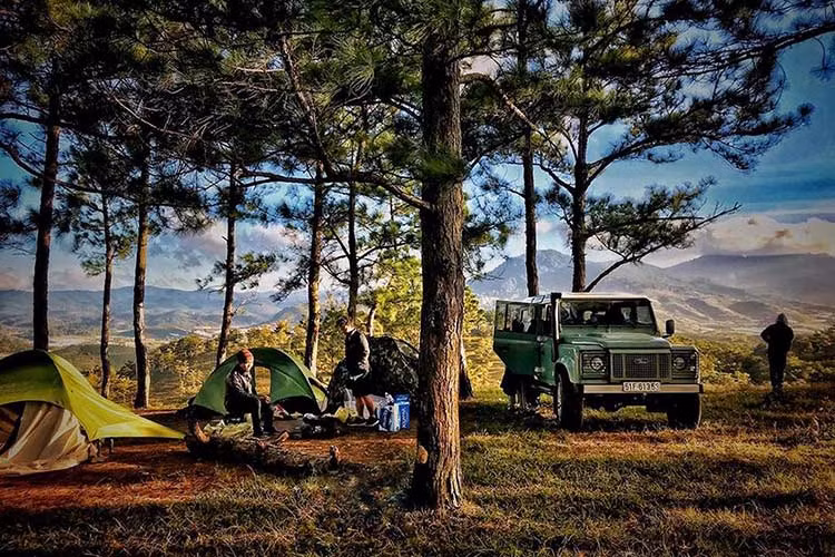 Land Rover Defender của rapper khá đặc biệt vì thuộc phiên bản cuối cùng mang tên Heritage Edition HUE 166. Đây đồng thời cũng là chiếc Land Rover Defender Heritage Edition HUE 166 đầu tiên đặt chân đến Việt Nam. Xe được đưa về Việt Nam vào hồi đầu năm 2016 và lập tức gây nhiều sự chú ý.