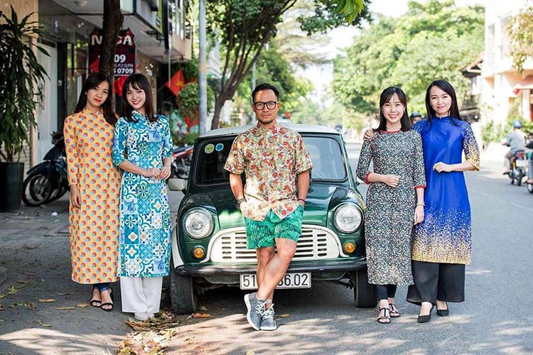 Ngoài Land Rover Defender Heritage Edition HUE 166, rapper Đinh Tiến Đạt còn sở hữu một bộ sưu tập xế cổ ấn tượng khác, bao gồm Mini Cooper và Mercedes-Benz G290 GD. Đó là chưa kể đến những chiếc xe 2 bánh cổ như Mobylette, Vespa Acma hay Lambretta.