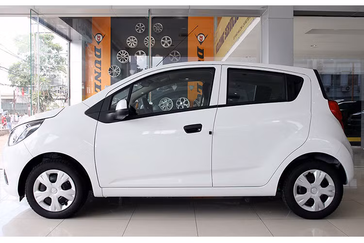 Về mẫu xe Chevrolet Spark Duo mới này, hiện nó đang là chiếc xe cỡ nhỏ có giá rẻ nhất tại Việt Nam. Trên tất cả các phiên bản nâng cấp mới của xe, nó đều được thơng hiệu Mỹ nâng làm mới ở thiết kế ngoại/nội thất và cả động cơ đem đến một phong cách năng động và thể thao hơn. 