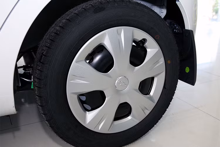 Chevrolet Spark phiên bản nâng cấp sở hữu lốp tiêu chuẩn 165/65 lớn hơn các phiên bản đời trước. Phiên bản cao cấp nhất được trang bị bộ mâm đa chấu kích thước 14 inch làm nổi bật tính trẻ trung, thể thao cũng như khả năng vận hành đa dạng, ngay cả khi di chuyển trên những địa hình không bằng phẳng.