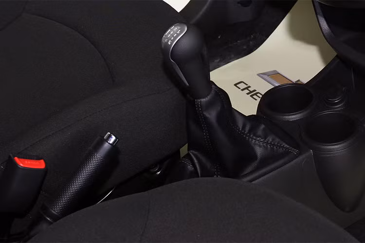 Chevrolet Spark Duo sẽ vẫn được trang bị các tính năng an toàn và hỗ trợ lái như trước đây, bao gồm; hệ thống lái trợ lực điện, phanh đĩa bánh trước, phanh tang trống bánh sau và 2 túi khí trên tất cả các phiên bản.